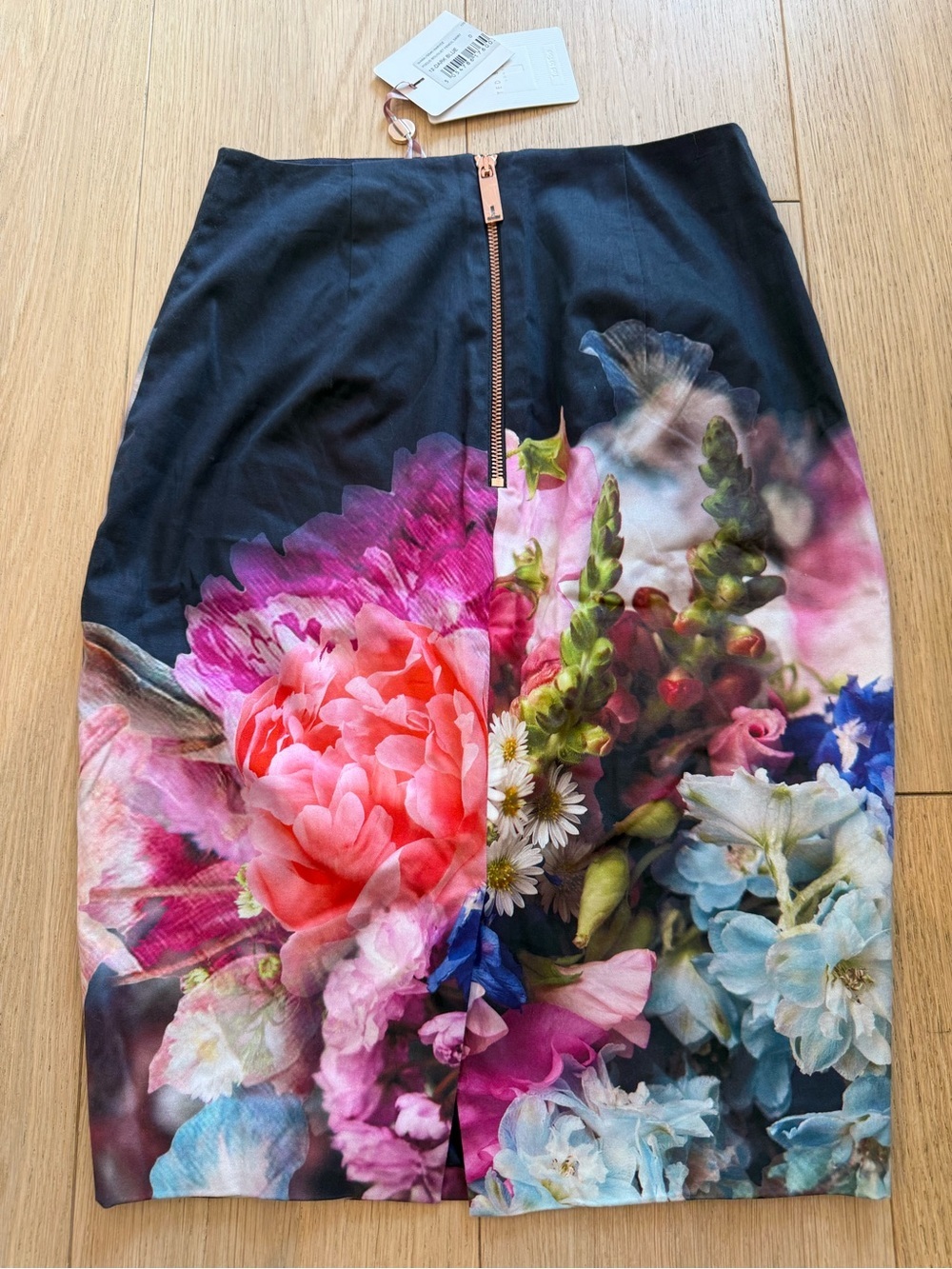 Ted Baker London Floral Pencil Skirt Size 0 NWT Dark Blue Bouquet Print Designer - Picture 3 of 5